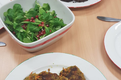 Grünkernbratlinge mit Feldsalat und Granatapfel, Zitronenvinaigrette und Schokoladencookies