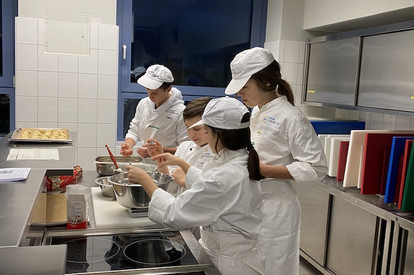 Weihnachtsbäckerei mit Marzipan-Mandel-Gebäck, Kardamom-Koriander-Talern und Waffelplätzchen