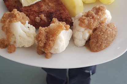 Schnitzel mit Blumenkohl, Semmelbrösel und Kartoffeln