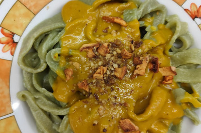 Hausgemachte grüne Bandnudeln mit Kürbissoße