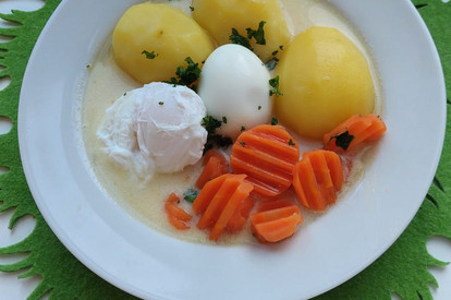 Eier in Senfsoße mit Möhren und Kartoffeln