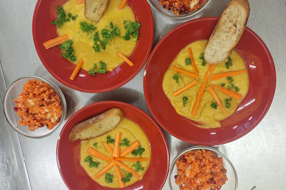 Kichererbsen-Möhren-Suppe mit Curry-Baguette