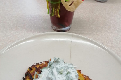 Halloween Cocktail und Kürbis-Kartoffelpuffer mit Schnittlauch Dip