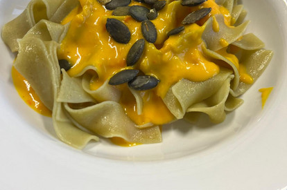 Grüne Bandnudeln mit Kürbissoße und Kürbiskernen/ Apfel Trifle