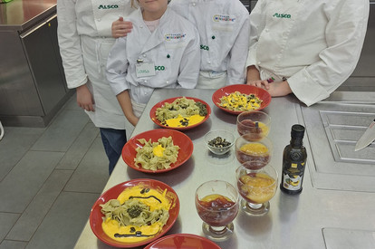 Grüne Bandnudeln mit Kürbissoße und Kürbiskernen