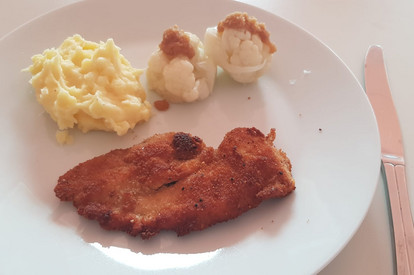 Schnitzel mit Blumenkohl, Semmelbrösel und Kartoffeln