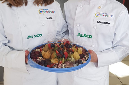 Überraschung von zwei Schülerinnen, ein Platte bunt garniert mit Früchten und Schokolade. DANKE!