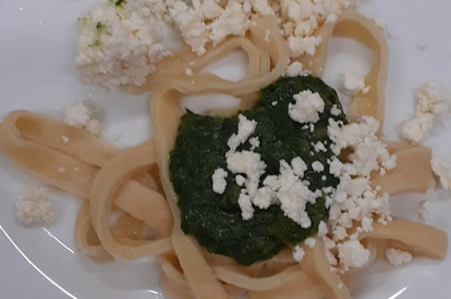 Hausgemachte Bandnudeln mit Spinatsoße und Fetakäse