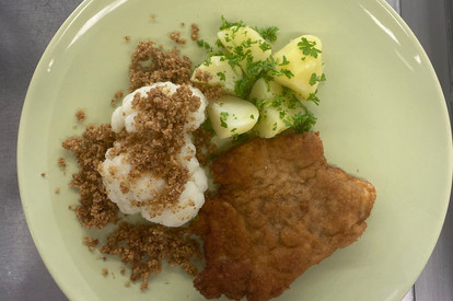 Schnitzel mit Blumenkohl, Semmelbrösel und Kartoffeln