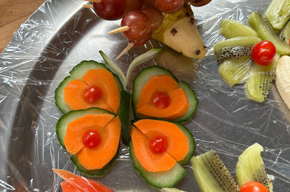 Obst- und Gemüseplatten garnieren und verzieren