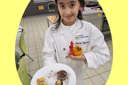 Schokoladensoufflé mit Obstsalat/ Gewürzorange