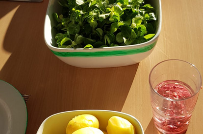 Pellkartoffeln, Quark mit Leinöl, Feldsalat und Schoko-Crossis