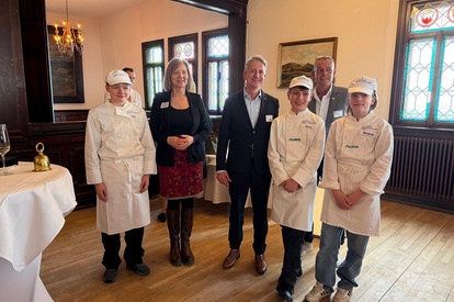 DEHOGA Lounge Gießen gemeinsam mit den Miniköchen und Landrätin Schneider (Schirmherrin)