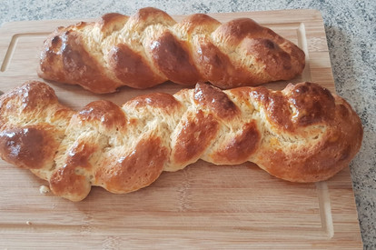 Quarkkäulchen mit Apfelmus und Osterbrot