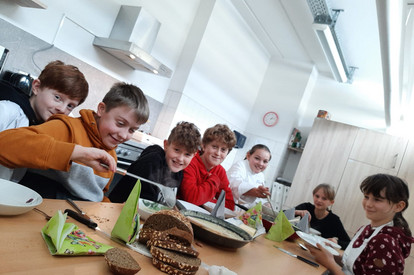 Käse-Hackfleisch-Lauch-Suppe mit Mehrkornbrot