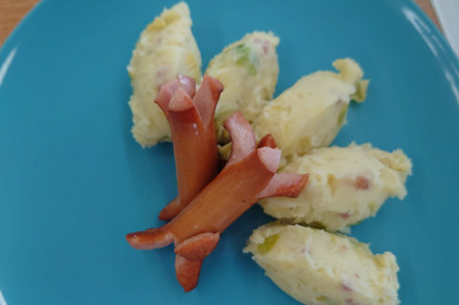 Omas Kartoffelstampf mit Rosenkohl und Grillwürstchen