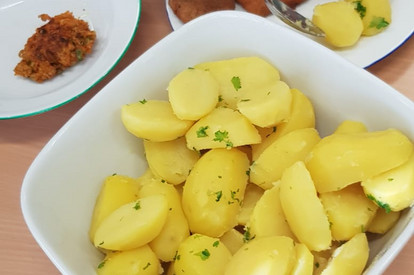 Schnitzel mit Blumenkohl und Semmelbutter mit Kartoffeln für Veggi Gemüsebratlinge