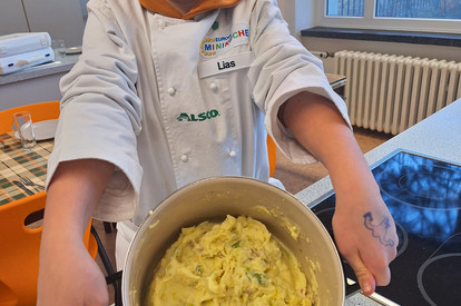 Omas Kartoffelstampf mit Rosenkohl und Fruchtpudding