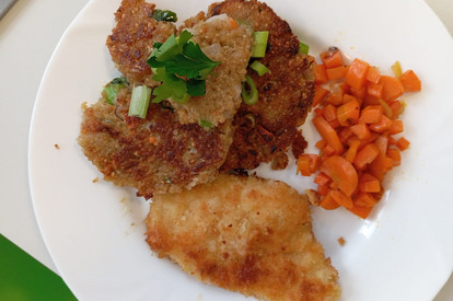 Bratling mit Karotten und Hähnchenschnitzel