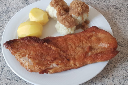 Schnitzel mit Blumenkohl, Semmelbrösel und Kartoffeln