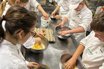 Frühlingsküche an der Mosel: Miniköche stellen Nudeln her und zaubern Erdbeer-Aperitif