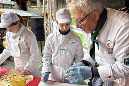Miniköche Mosel backen auf dem Weihnachtsmarkt in Bernkastel-Kues
