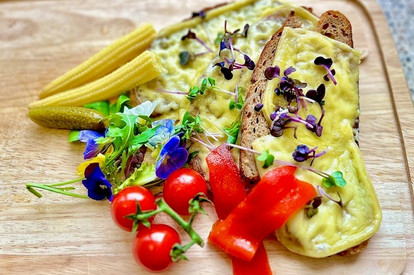 Schweizer Fondue mit Brot und eingelegtem Gemüse