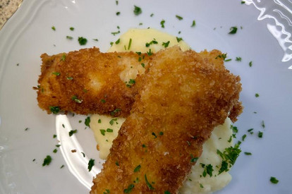 Hausgemachte Fischstäbchen und Kartoffelpüree