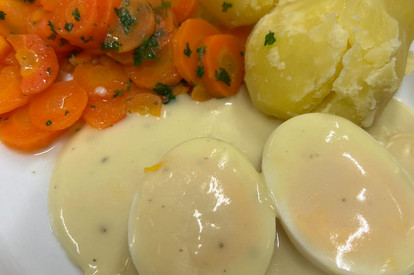 Senfeier mit Möhren und Kartoffeln