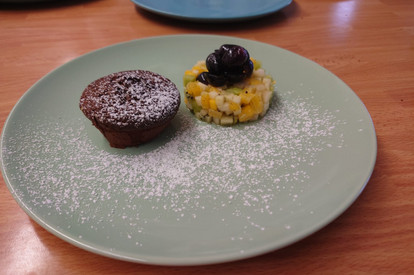 Schokoladensoufflé mit Obstsalat