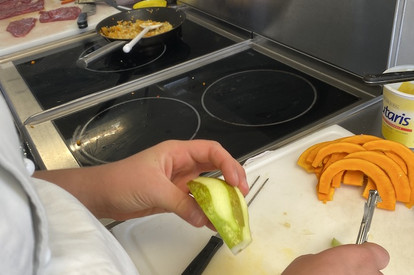 Kalbsröllchen mit Kürbis-Apfel-Füllung, dazu Maronenschupfnudeln und Feldsalat- eindecken