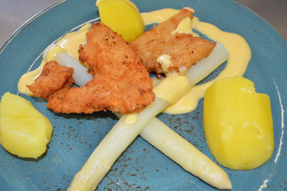 Putenschnitzel mit Spargel, Sauce Hollandaise und Kartoffeln, danach Schokokuchen, weißes Schokomousse, Erdbeeren und kandierte Mandeln